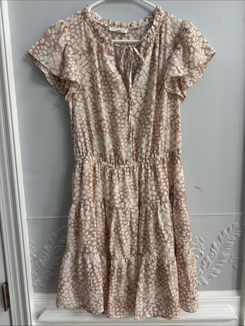 Blu Pepper Women’s Beige & Cream Tiered Flutter-Sleeve Dress